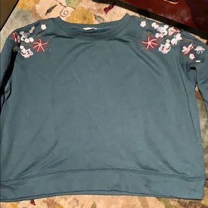 green longsleeve shirt / flowers on the shoulder